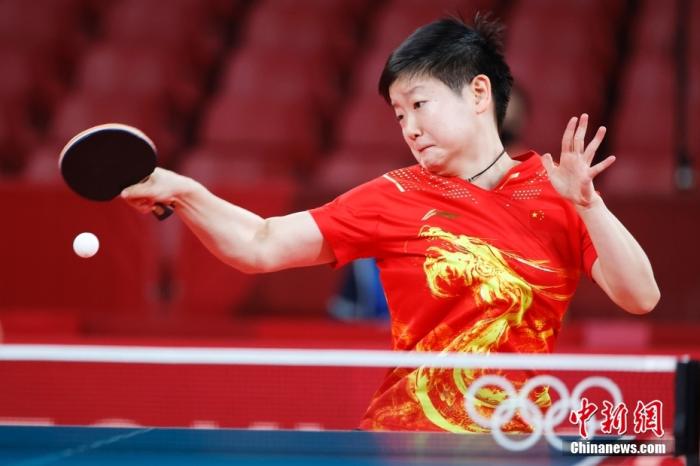 8月3日，中国队球员孙颖莎在比赛中。当日，东京奥运会举行乒乓球女子团体比赛，中国队战胜新加坡队，晋级四强。 /p中新社记者 韩海丹 摄