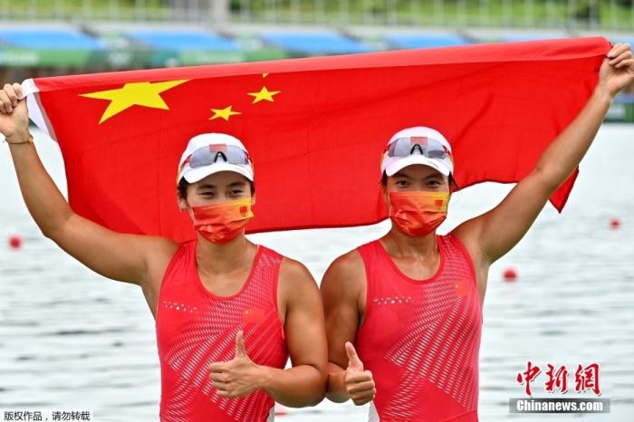 北京时间8月7日，东京奥运会女子500米双人划艇决赛中，中国组合徐诗晓/孙梦雅以1分55秒495夺得冠军，这也是中国女子皮划艇队的奥运首金。