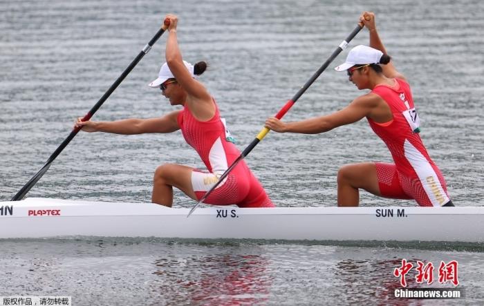 北京时间8月7日，东京奥运会女子500米双人划艇决赛中，中国组合徐诗晓/孙梦雅以1分55秒495夺得冠军，这也是中国女子皮划艇队的奥运首金。
