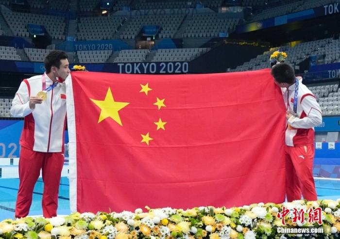 当地时间8月7日，东京奥运跳水收官日，曹缘以582.35分夺得男子十米跳台冠军，杨健获得亚军。这是中国代表团本届奥运会第38金，也是跳水队本届比赛第7金。/p中新社记者 杜洋 摄