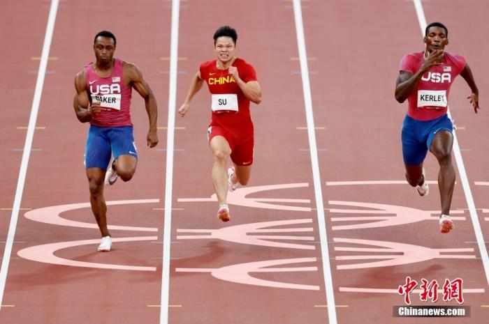 北京时间8月1日晚，在东京奥运会男子百米决赛中，中国选手苏炳添以9.98秒的成绩获得第六名，作为首位闯进奥运男子百米决赛的中国人，他再次创造了历史。图为苏炳添在比赛中。/p中新社记者 富田 摄