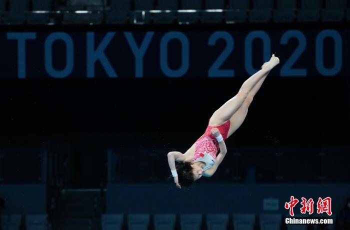 8月5日，在东京奥运会跳水项目女子10米跳台决赛中，中国选手全红婵466.20分夺得冠军，陈芋汐425.40分获得银牌。图为陈芋汐在比赛中。 /p中新社记者 杜洋 摄