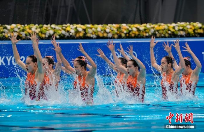 当地时间8月7日，在东京奥运会花样游泳团体自由自选比赛中，中国队得到97.3000分，加上此前技术自选得分，以总分193.5310分获得亚军，获得冠军的是实力强大的俄罗斯奥运选手队。/p中新社记者 杜洋 摄