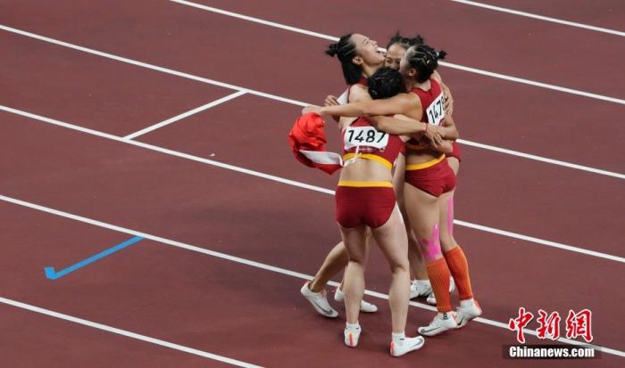 8月6日，在东京奥运会女子4x100米接力决赛中，由梁小静、葛曼棋、黄瑰芬、韦永丽组成的中国队以42.71秒获得第六名。图为赛后队员拥抱。 /p中新社记者 杜洋 摄