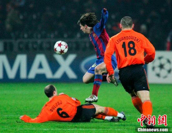资料图：2004年12月7日，欧冠联赛巴萨对阵顿涅茨克矿工。梅西获得首发机会并首次打满全场，这也是他在欧冠联赛的处子秀。