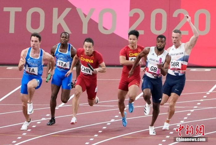 东京奥运会男子4×100米接力决赛中，中国队以37.79秒的成绩获得第四，第四名也追平了中国在该项目的最好成绩。图为苏炳添(右三)给吴智强(右四)交棒。 /p中新社记者 杜洋 摄