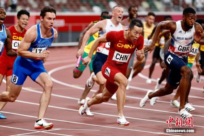 东京奥运会男子4×100米接力决赛中，中国队以37.79秒的成绩获得第四，第四名也追平了中国在该项目的最好成绩。图为吴智强(右二)、苏炳添(左二)在田径男子4×100米接力决赛中。 /p中新社记者 富田 摄