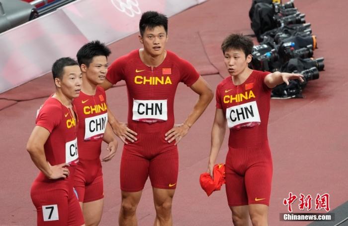 东京奥运会男子4X100米接力决赛中，由汤星强(右)、谢震业(右二)、苏炳添(左二)和吴智强(左)组成的中国队以37秒79的成绩，获得第四名。 /p中新社记者 杜洋 摄