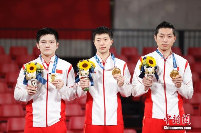 北京时间8月6日晚，在东京奥运会乒乓球男团决赛中，由马龙、樊振东和许昕组成的中国队以3：0战胜德国队，获得冠军。图为颁奖仪式。 /p中新社记者 韩海丹 摄