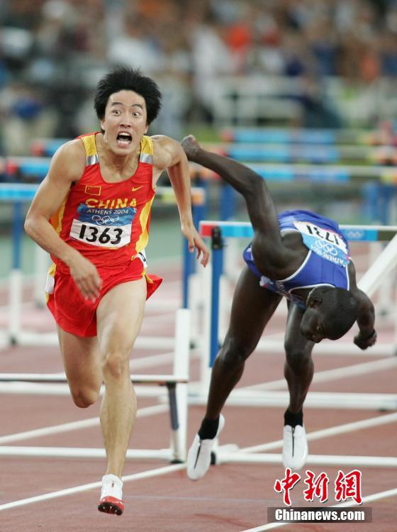 资料图：2004年8月27日，刘翔在雅典奥运田径110米栏决赛中以12秒91获得冠军，打破奥运会纪录，平世界纪录。/p中新社记者 毛建军 摄 (图文整理 徐曦弋)