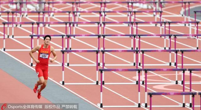 资料图：当地时间2012年8月7日，伦敦奥运会男子110米栏预赛，刘翔意外摔倒无缘半决赛。图片来源：Osports全体育图片社