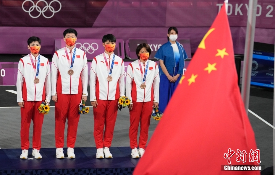 当地时间7月28日，东京奥运会女子三人篮球铜牌战中，中国三人女篮16：14击败法国队，获得女子三人篮球铜牌。美国队获得冠军，俄罗斯奥委会获得亚军。图为颁奖仪式。/p中新社记者 杜洋 摄