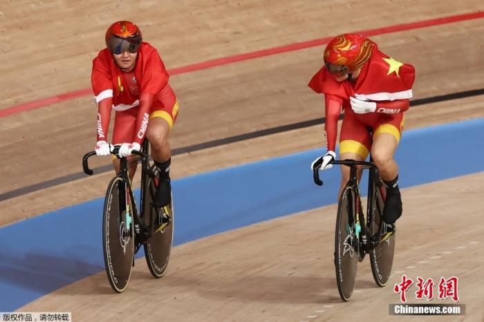 东京奥运会场地自行车女子团体争先赛中，由钟天使和鲍珊菊组成的中国队以31秒895夺得冠军。图为钟天使(左)和鲍珊菊(右)庆祝胜利。