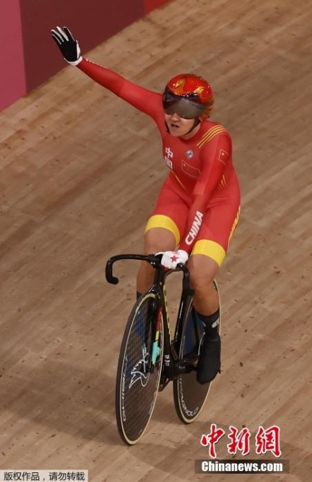 北京时间8月2日，在东京奥运会场地自行车女子团体争先赛中，由钟天使和鲍珊菊组成的中国队以31秒895夺得冠军。这是中国代表团的第28金。图为钟天使挥手致意。