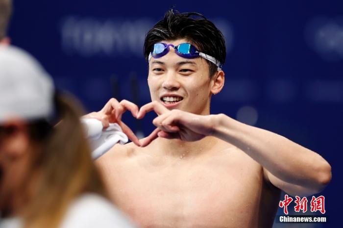 资料图：7月30日，汪顺在东京奥运会男子200米个人混合泳决赛后庆祝夺冠。/p中新社记者 富田 摄