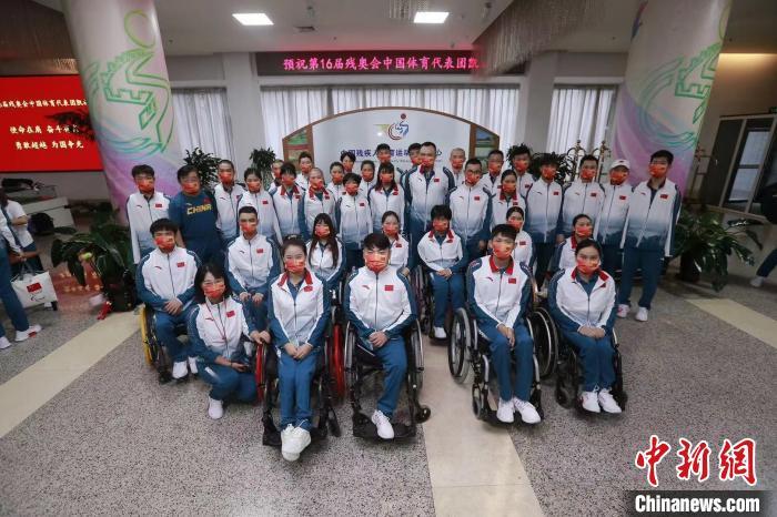 8月19日，2020东京残奥会中国体育代表团首批成员启程前往东京。图片来源：中国残联。